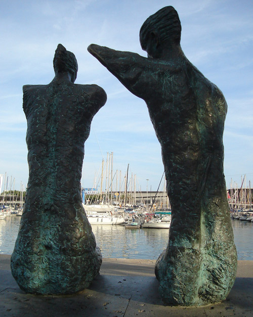 Image showing the abstracted couple from behind, Barcelona's Port Vell marina in the background