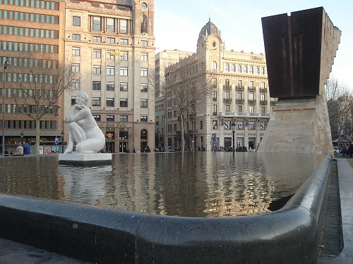 Josep Clarà i Ayat’s La Diosa (The Goddess) inhabits its own setting on the ornamental pond