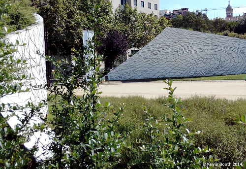 Cel Caigut (Fallen Sky) and Espiral arbrada (Planted Spiral) are a rare Barcelona example of “land art”—a concept originating in the late sixties in reaction to the rampant commercialism of the art world