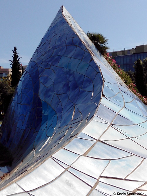 Cel caigut resembles a benevolent sleeping dragon—a prominent symbol in Catalan art since St George is Catalonia's patron saint