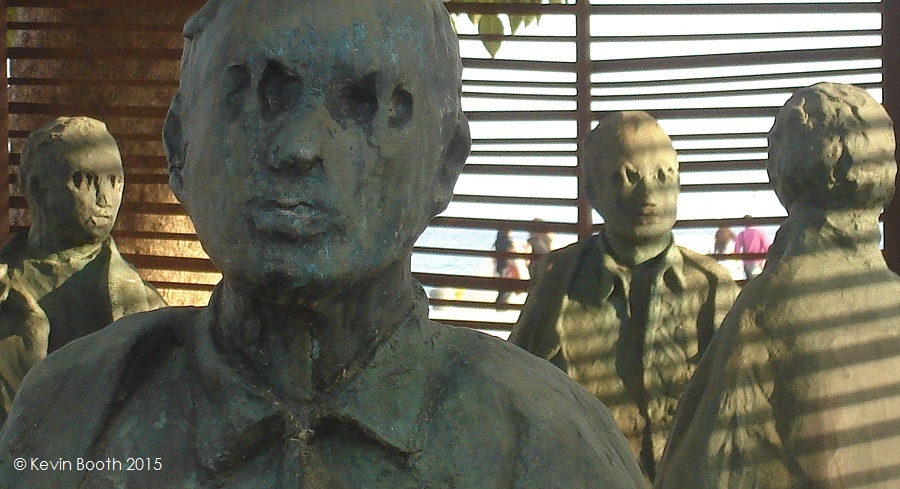 The concurrent unity and disparity of Muñoz’s figures evoke a group of political prisoners estranged by ideological differences